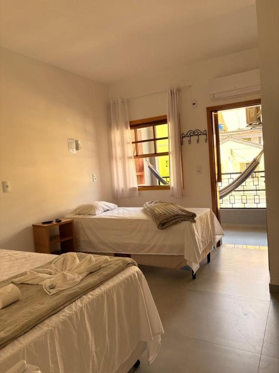 Quarto com rede armada na varanda